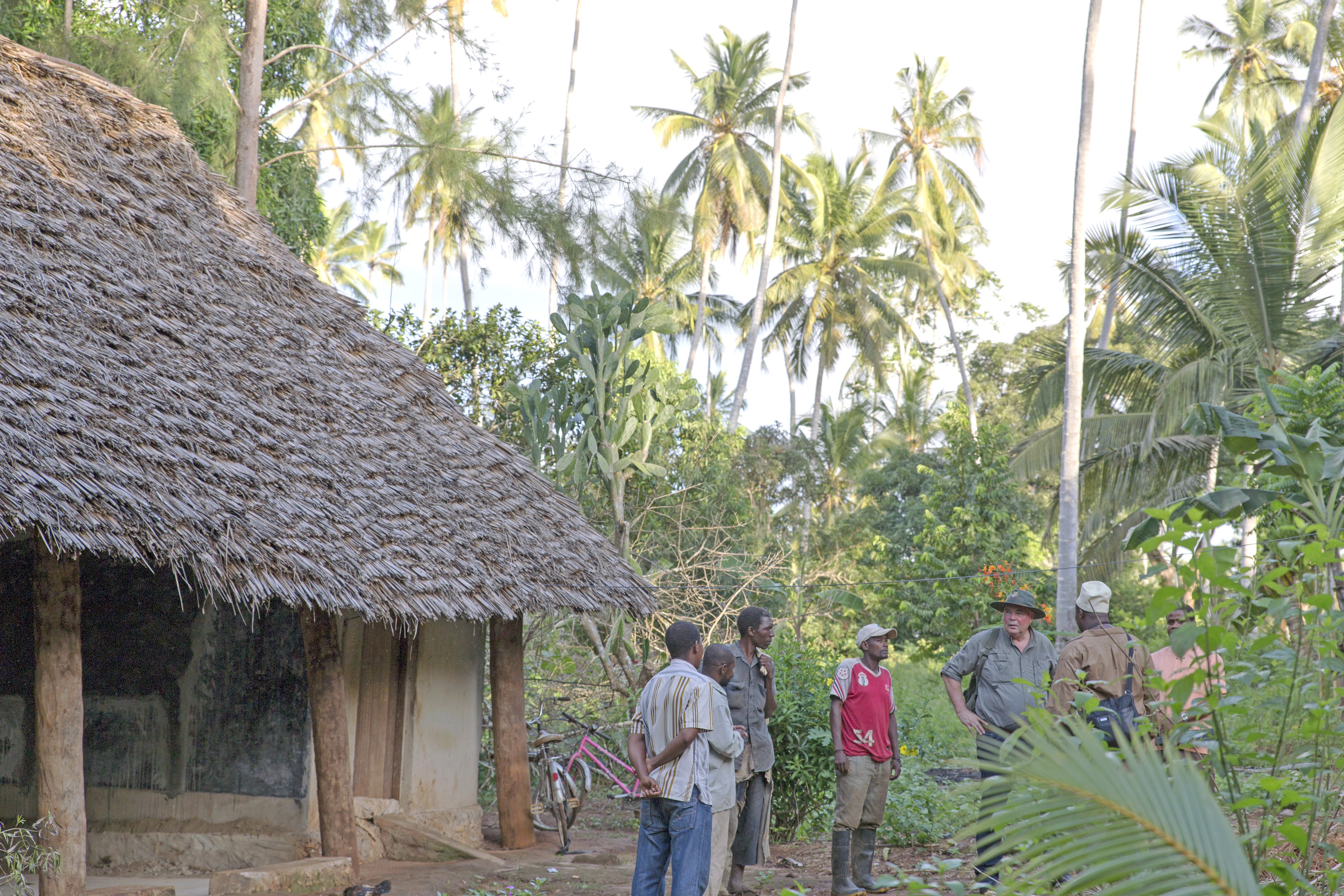 Rudolf Bühler vor Ort in Sansibar mit einheimischen Kleinbauern